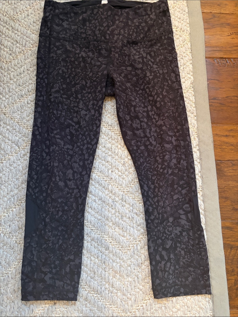 lululemon athletica Black Tonal Animal Print Leggings size 8- Cropped (21 inch)